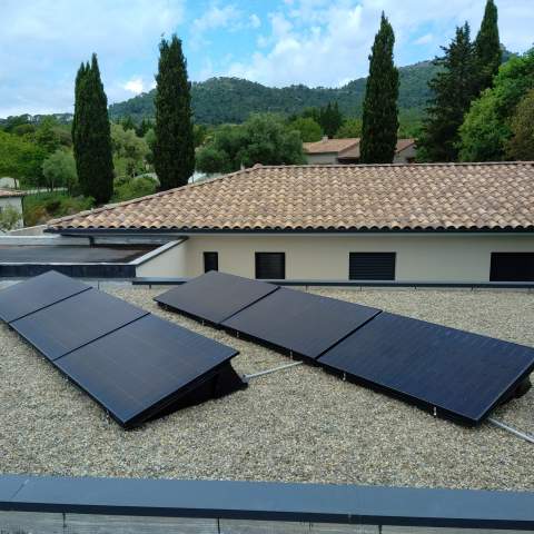 Installation de panneaux solaires photovoltaques  Vnjan